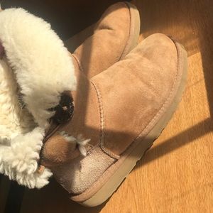 Bailey Button Uggs Size 7